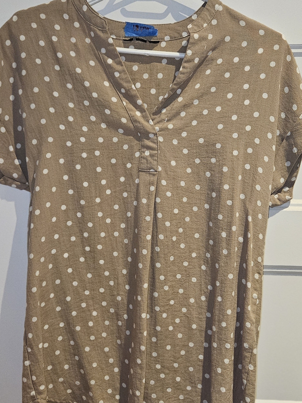 💝2/$10💝RACHEL Rachel Roy Tan Polka Dot V-Neck Short Sleeve Blouse